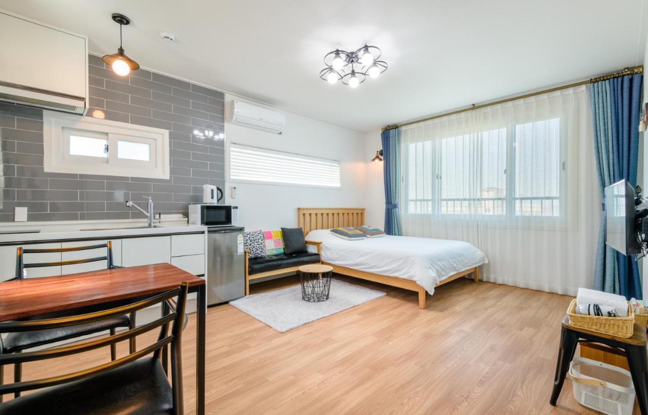 Harry And Sodam Pension Чеджудо Экстерьер фото